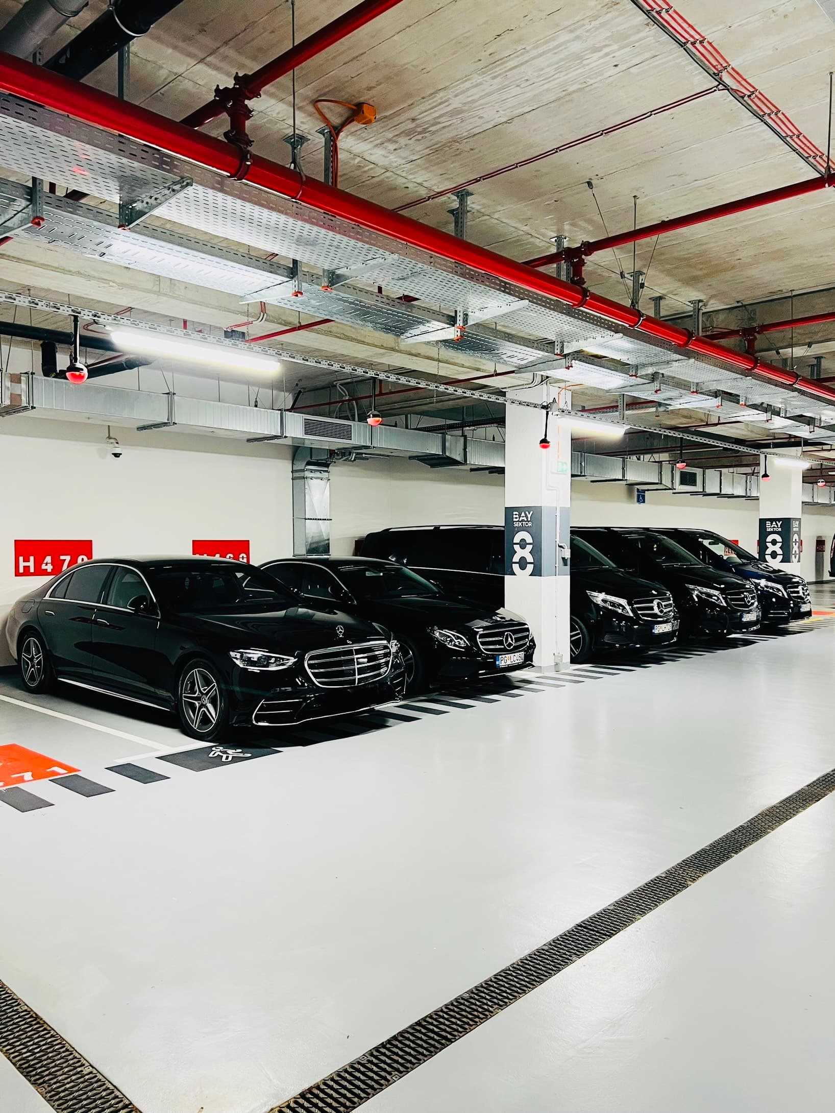 Crni Mercedes-Benz automobili i kombiji parkirani u garažnom boksu