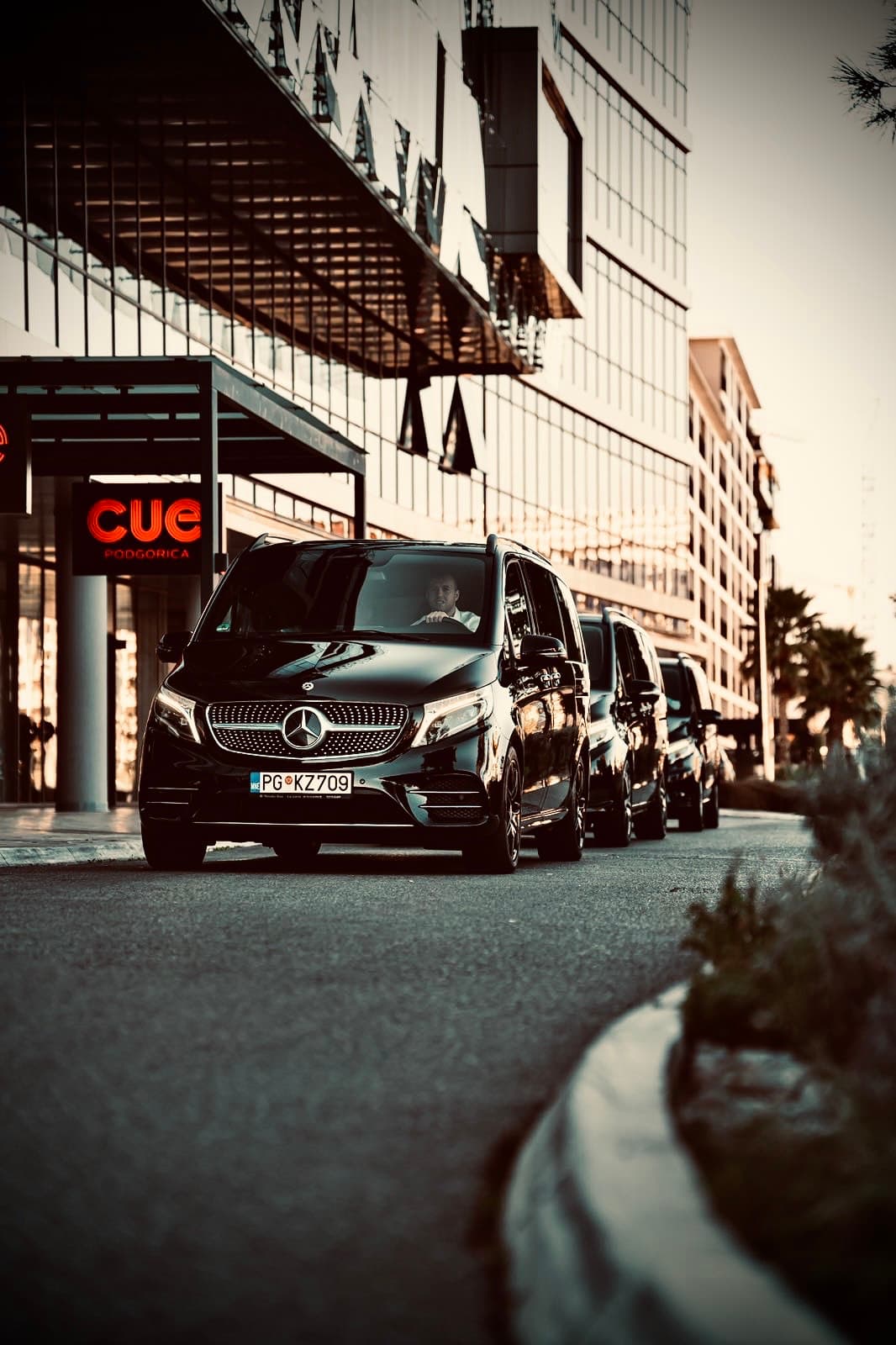 Crni Mercedes-Benz kombi ispred hotela CUE Podgorica