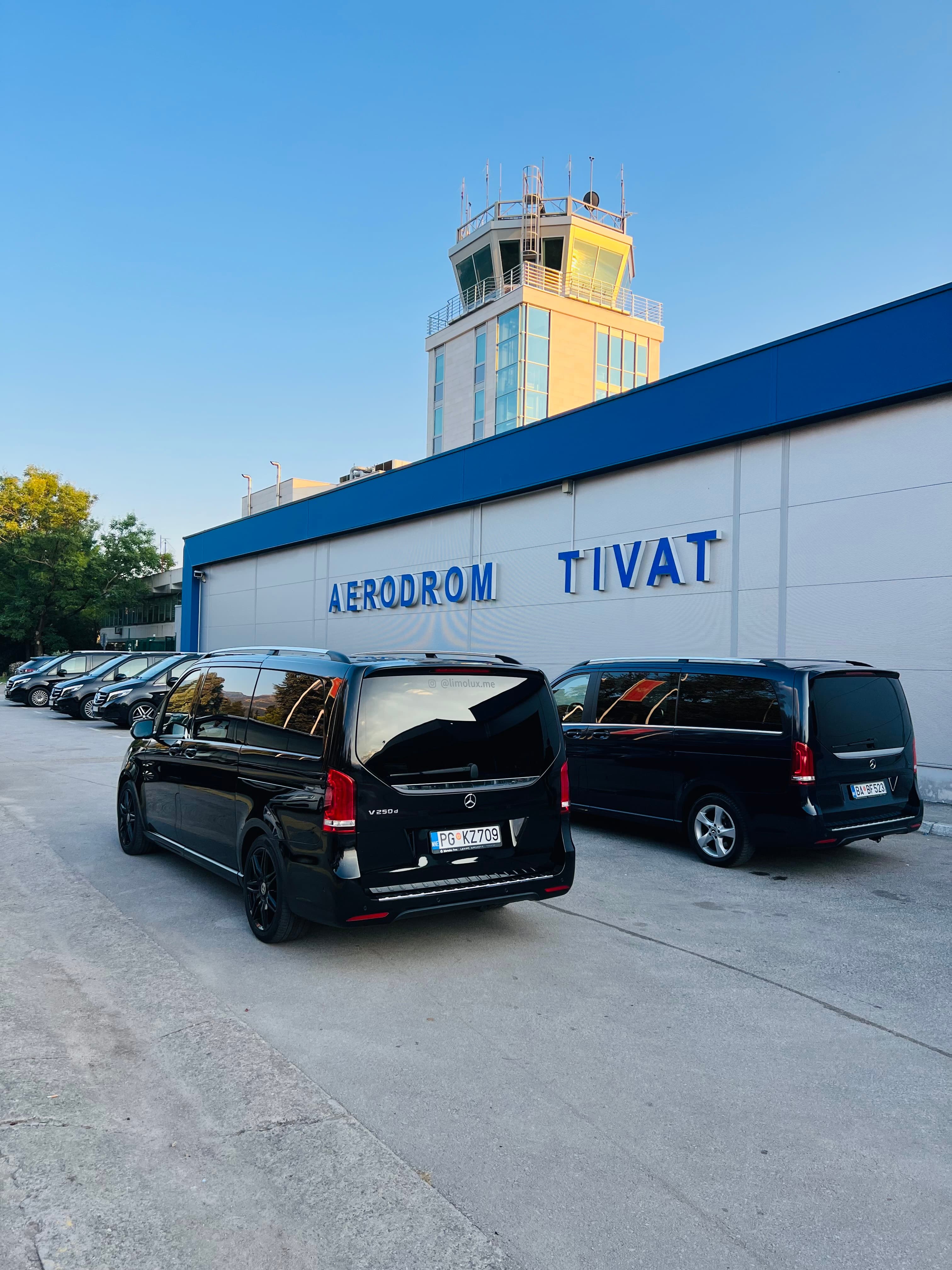 Crni Mercedes-Benz kombiji parkirani ispred terminala Aerodroma Tivat
